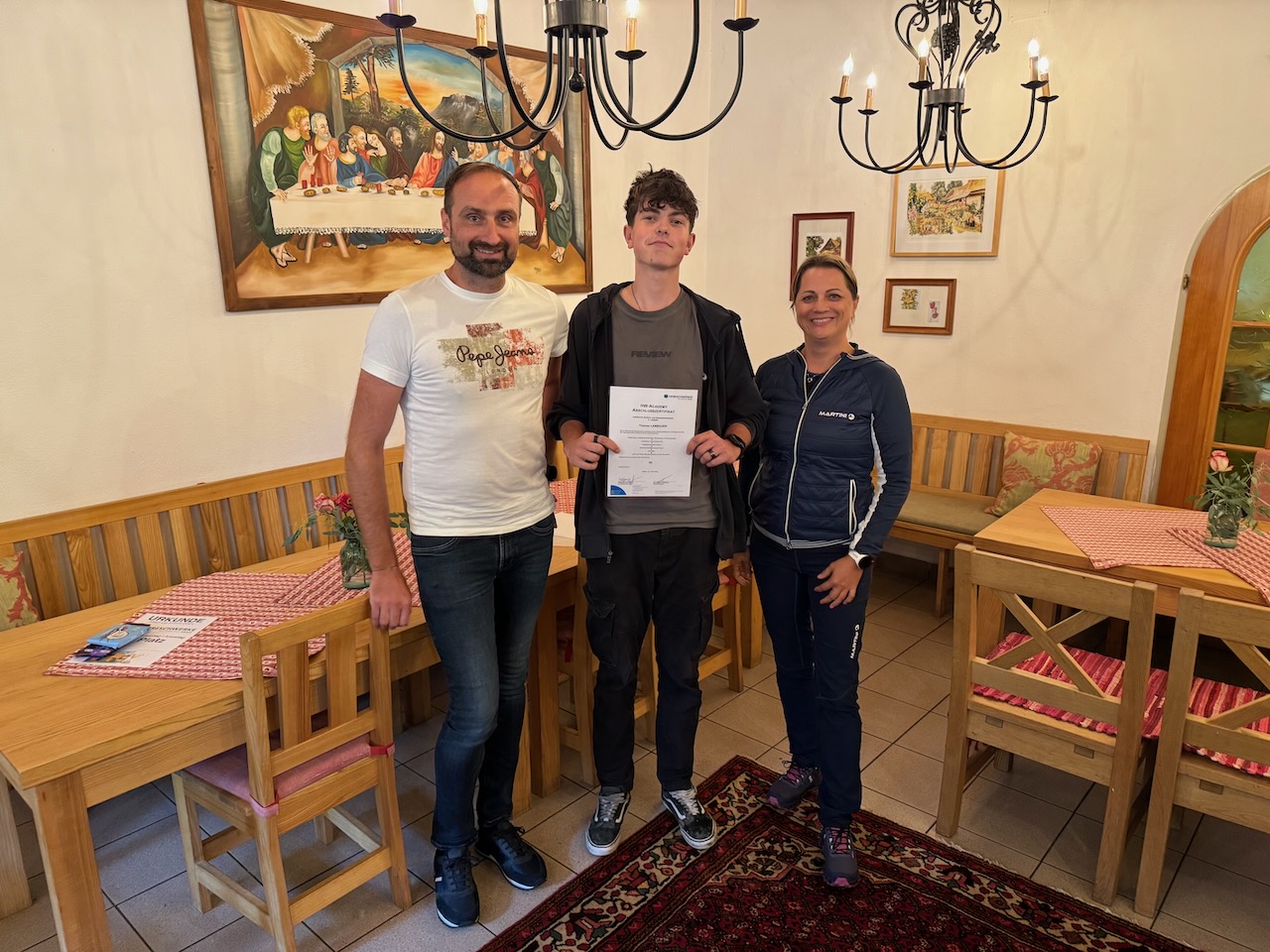 Der Geschäftsführer der Hereschwerke, Markus Kühlmayer, mit Lehrling Thomas und der  Ausbildungsverantwortlichen Walpurga Auer.